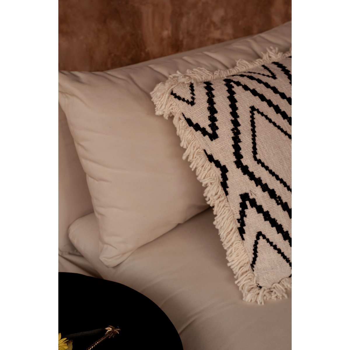 Housse de coussin géométrique Sahara Diamond – Noir Naturel – 50×50cm | Bazar Bizar