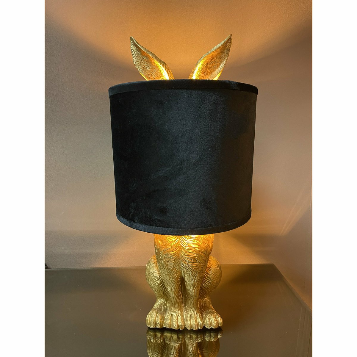 Lampe à poser lièvre – Doré et abat-jour noir – H 43 cm