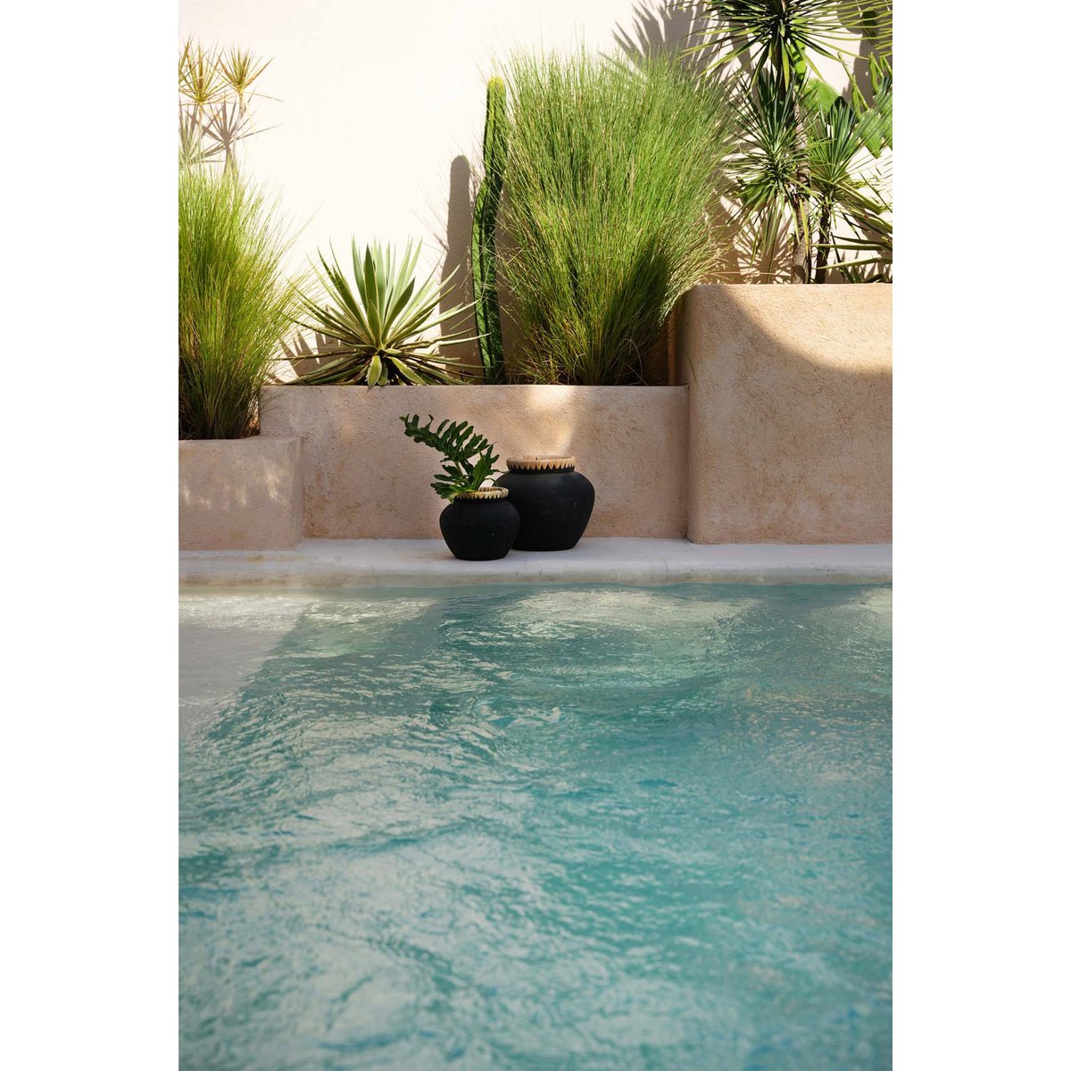 Vase en terre cuite et raphia Styly – Noir Naturel – L | Bazar Bizar