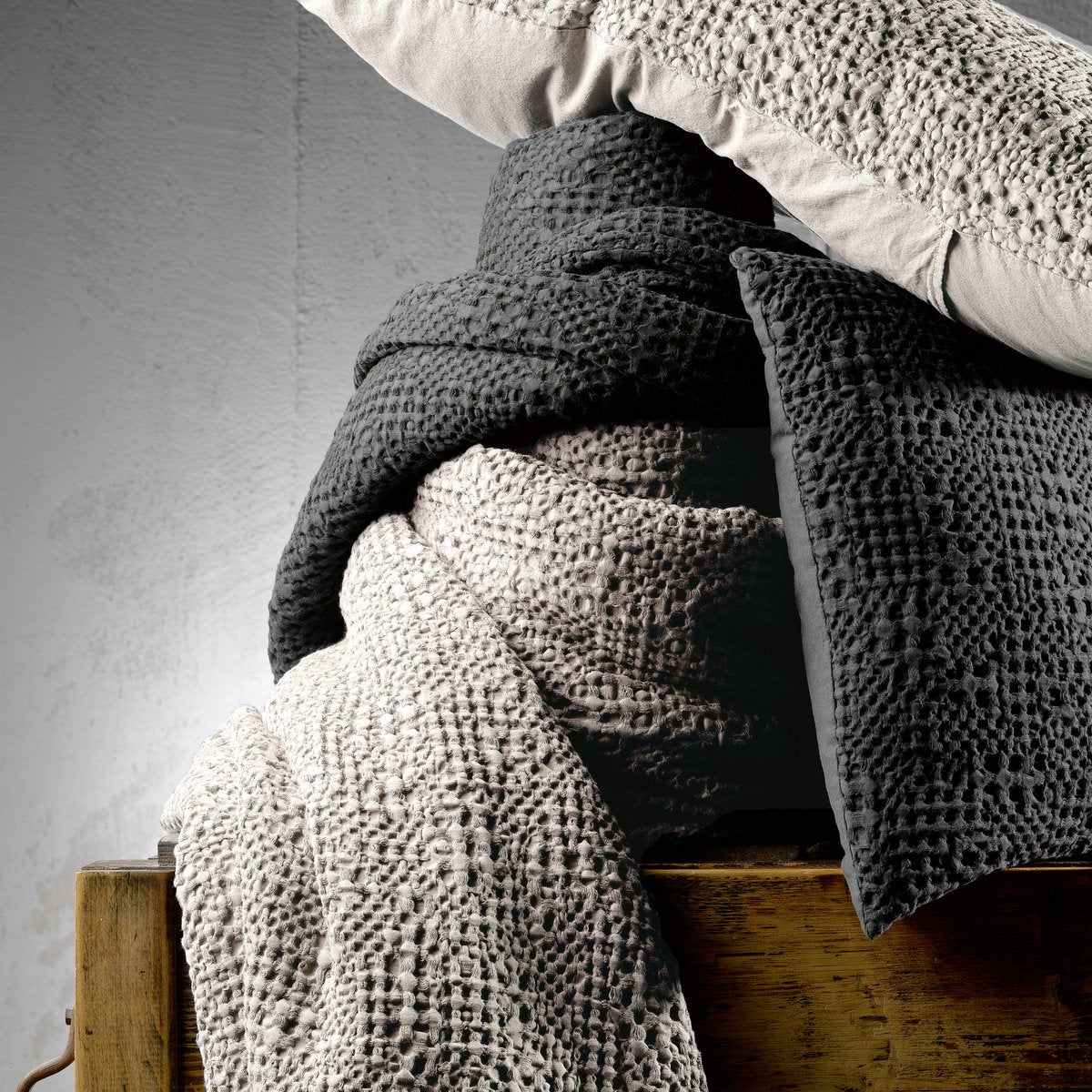 Jeté de lit Tana Lin en coton stonewashed 260 × 260 cm