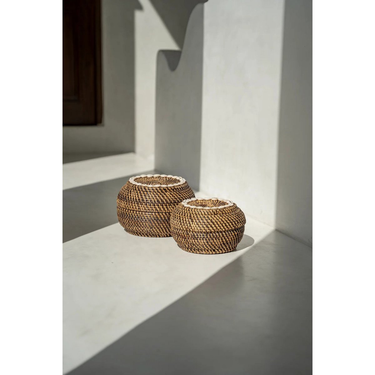 Panier en rotin orné de cauris Colonial Peek-a-Boo – Brun Naturel – M | Bazar Bizar
