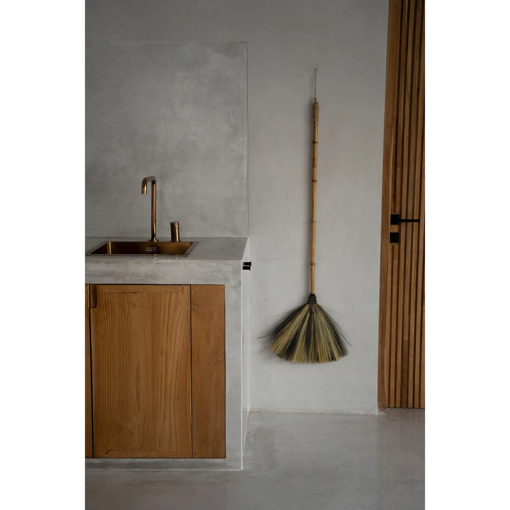 Grand balai décoratif en herbe naturelle – Noir Naturel – 130cm | Bazar Bizar