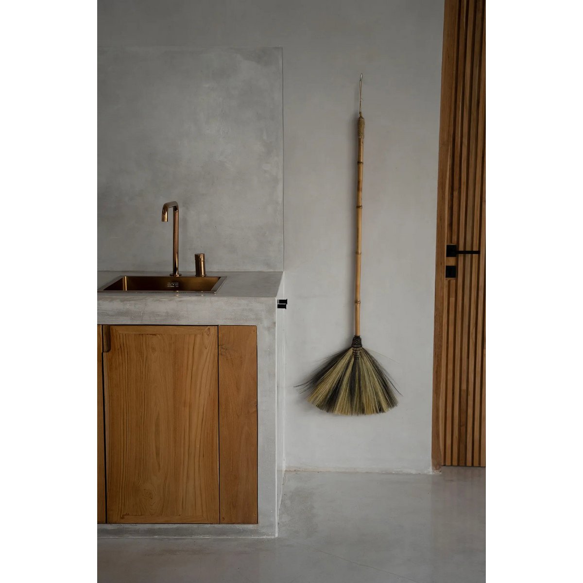 Grand balai décoratif en herbe naturelle – Noir Naturel – 130cm | Bazar Bizar