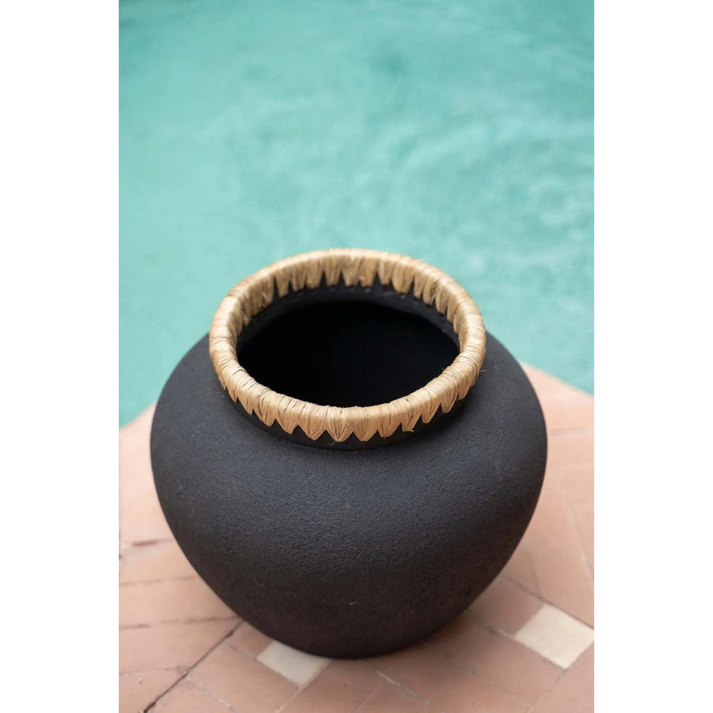 Vase en terre cuite et raphia Styly – Noir Naturel – M | Bazar Bizar