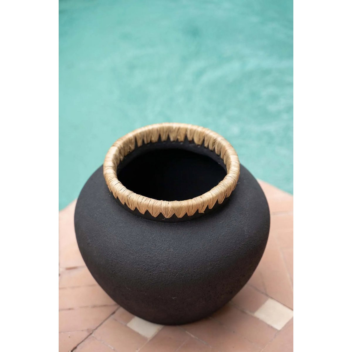 Vase en terre cuite et raphia Styly – Noir Naturel – M | Bazar Bizar