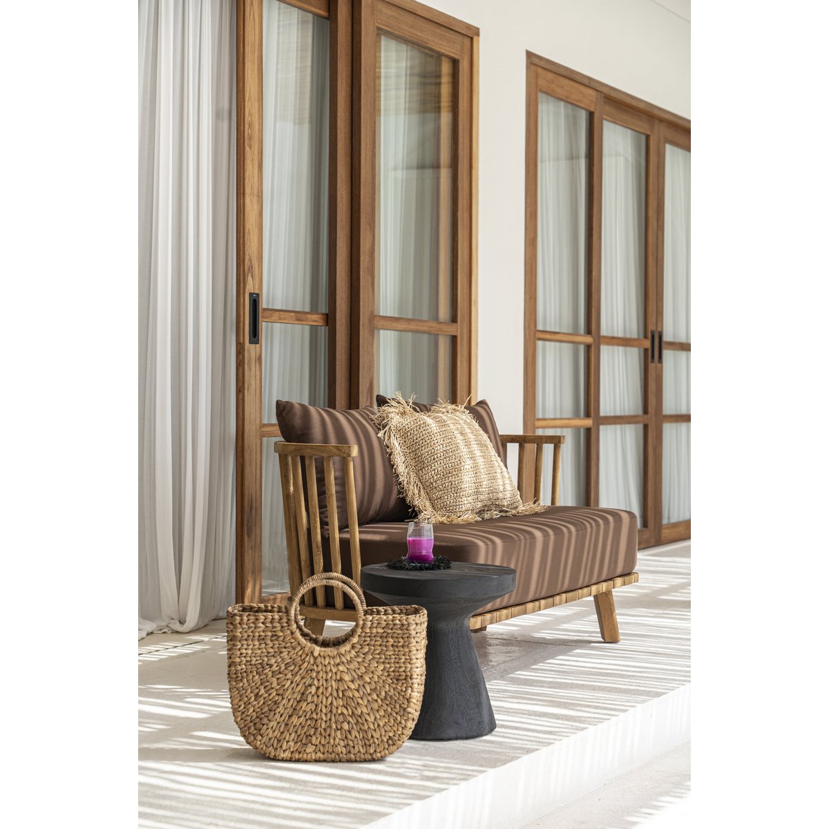 Table d’appoint en bois de suar Gravity – Noir | Bazar Bizar