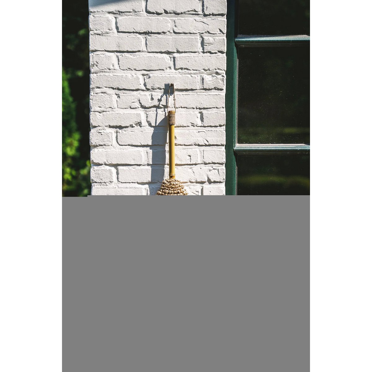 Balai décoratif en raphia naturel – The Raphia Broom | Bazar Bizar