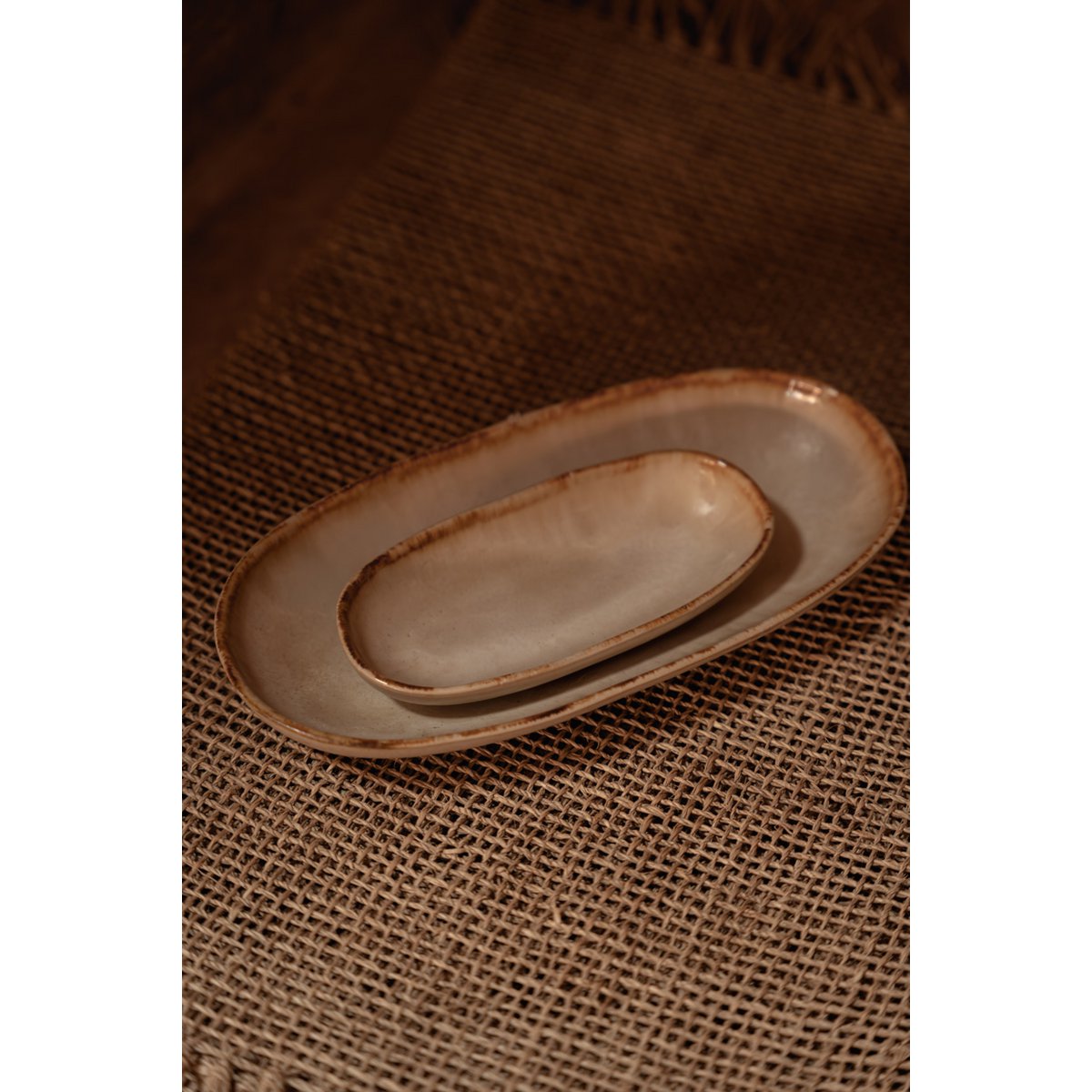 Assiette ovale en grès Cascais – Blanc Nacré Bord Ambré – S | Bazar Bizar