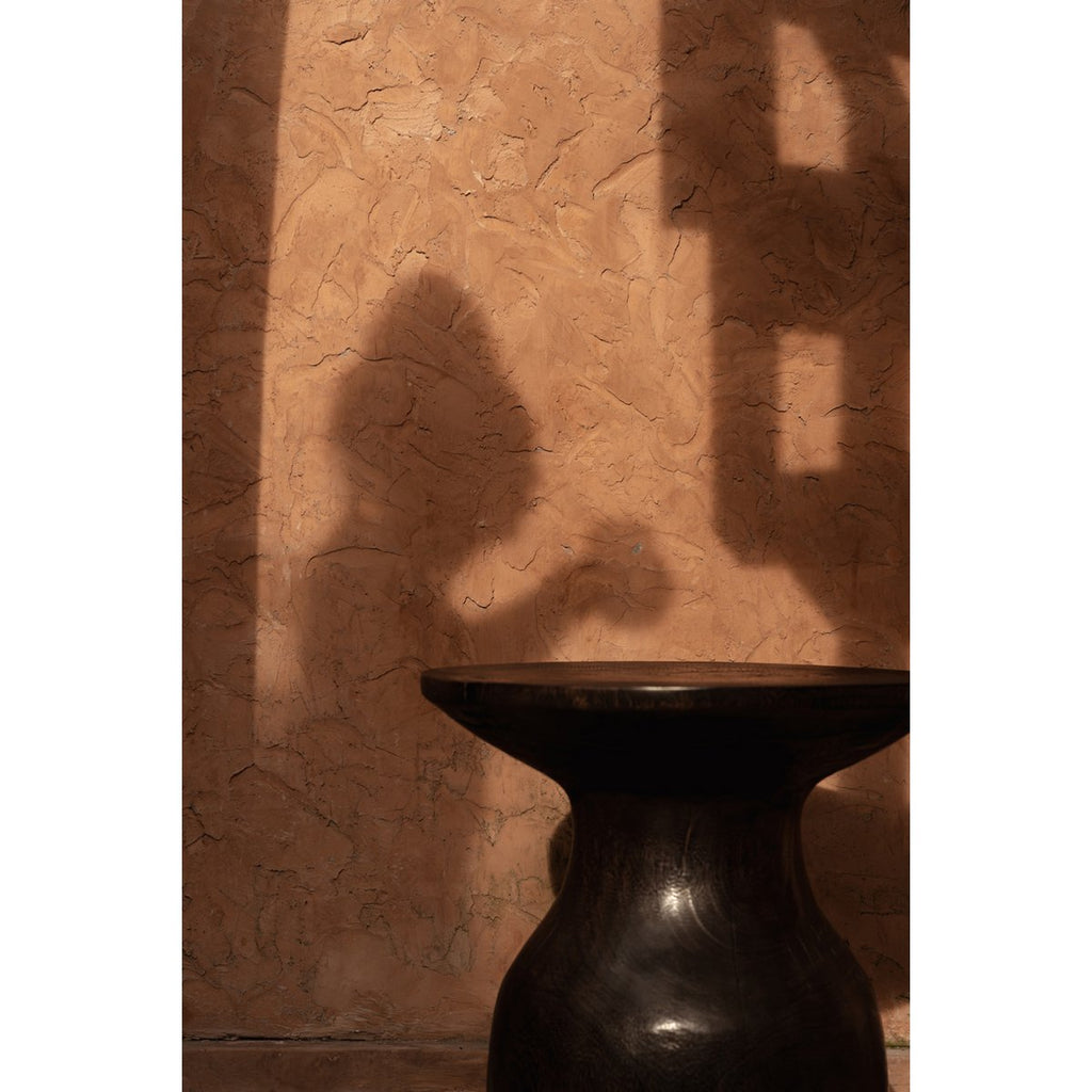 Table d’appoint en bois massif Hourglass – Noyer Foncé | Bazar Bizar