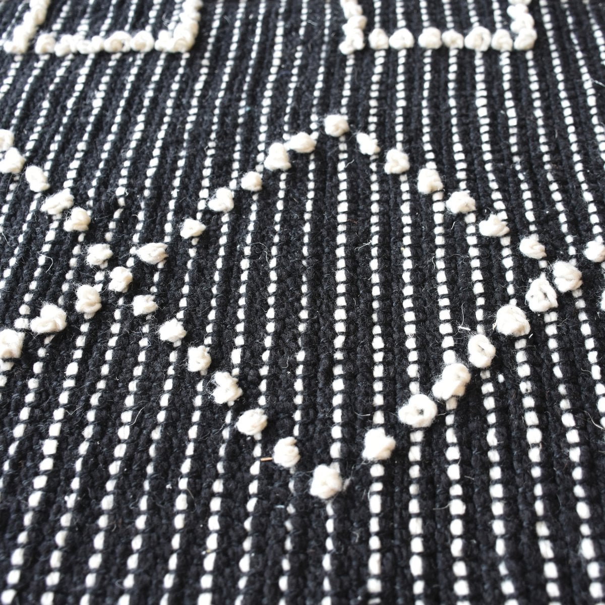 Tapis tissé main Gimie Charbon et Ivoire en PET recyclé 190 × 290 cm