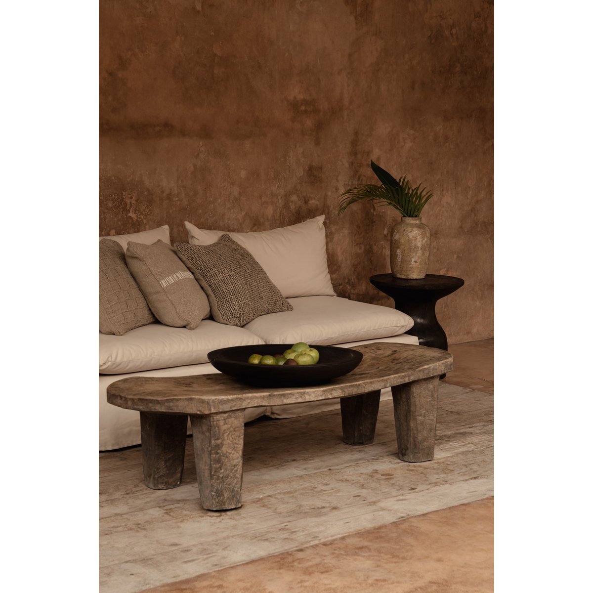 Table d’appoint en bois massif Hourglass – Noyer Foncé | Bazar Bizar