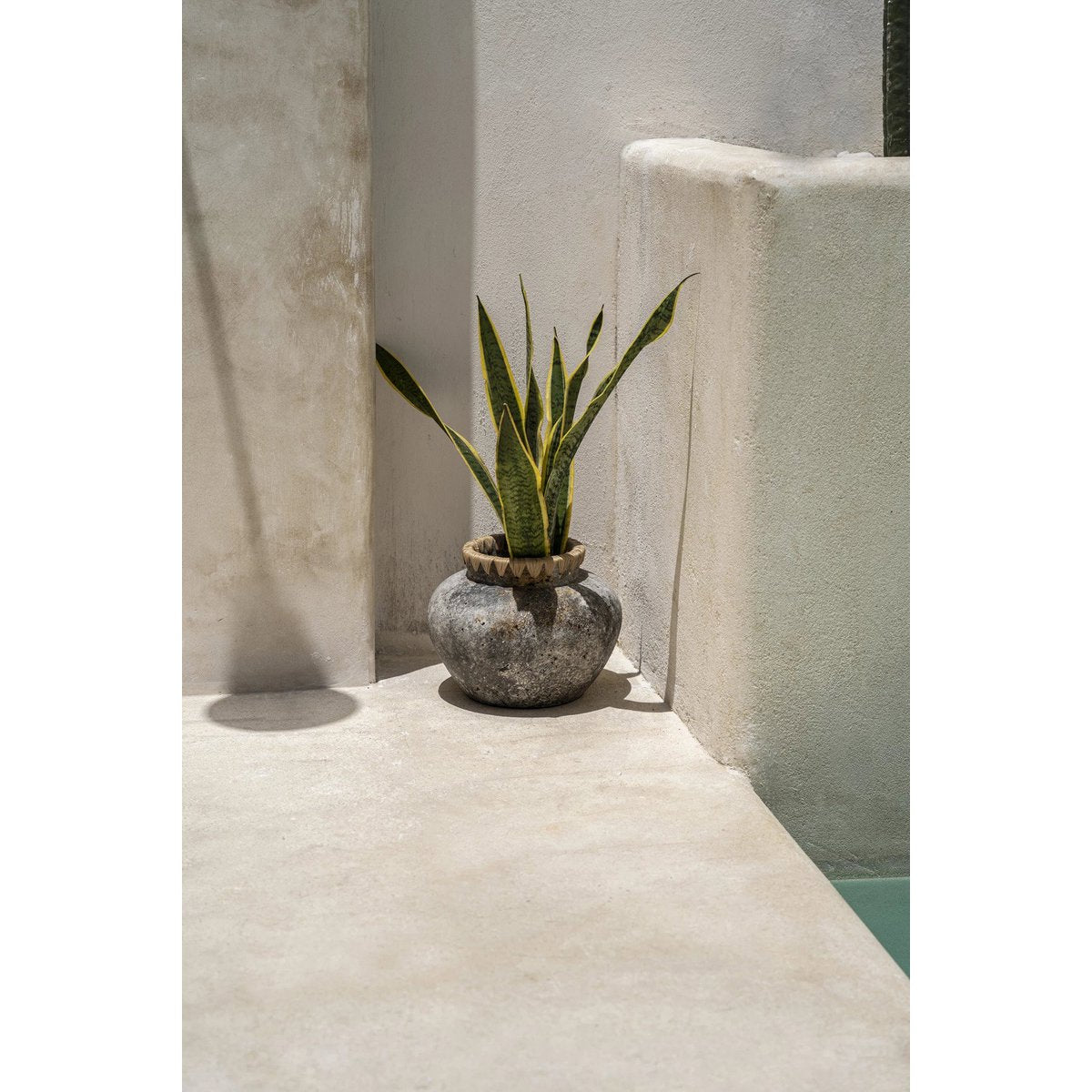 Vase en terre cuite et raphia Styly – Gris Antique – L | Bazar Bizar